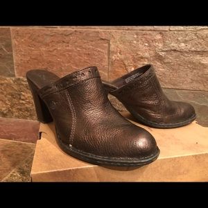 Slip on bronze metallic mules